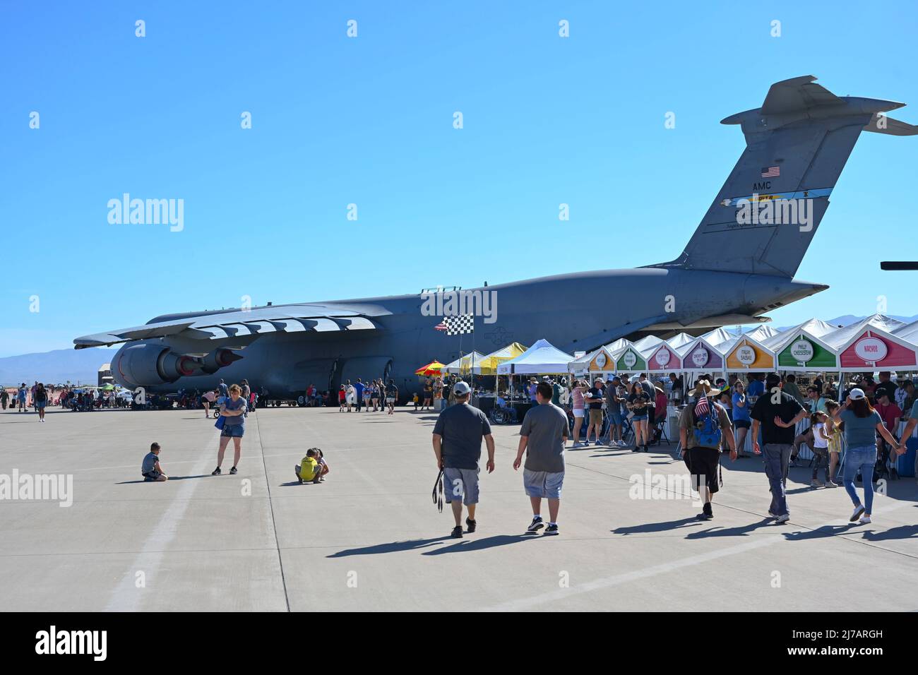 Die Gäste der 2022 Holloman Legacy of Liberty Air Show und des Open House machen sich auf dem Luftwaffenstützpunkt Holloman, New Mexico, auf den Weg durch die Fluglinie, wenn die Air Show am 7. Mai 2022 beginnt. Die Air Show ist die größte Veranstaltung in Holloman in den letzten 11 Jahren und die erste Holloman Air Show in den letzten vier Jahren. (USA Luftwaffe Foto von Airman 1. Klasse Antonio Salfran) Stockfoto