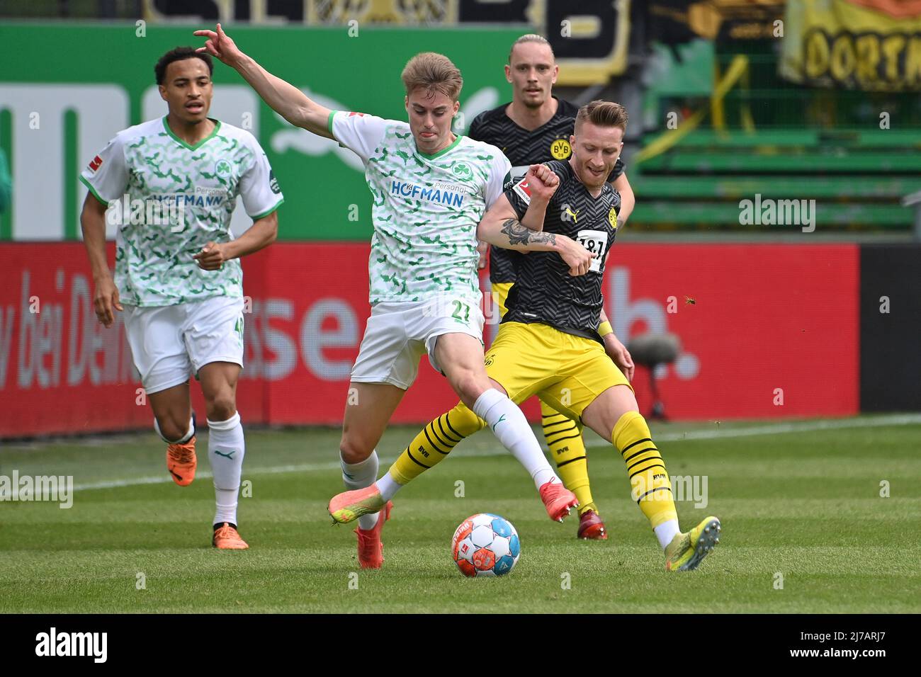 Marco REUS (Borussia Dortmund), Action, Duelle gegen Gian Luca ITTER (Fürth). Fußball 1. Bundesliga-Saison 2021/2022, Spieltag 33., matchday33, Greuther Furth - Borussia Dortmund 1-3 am 7.. Mai 2022, Sportpark Ronhof Thomas Sommer in Fürth. Stockfoto