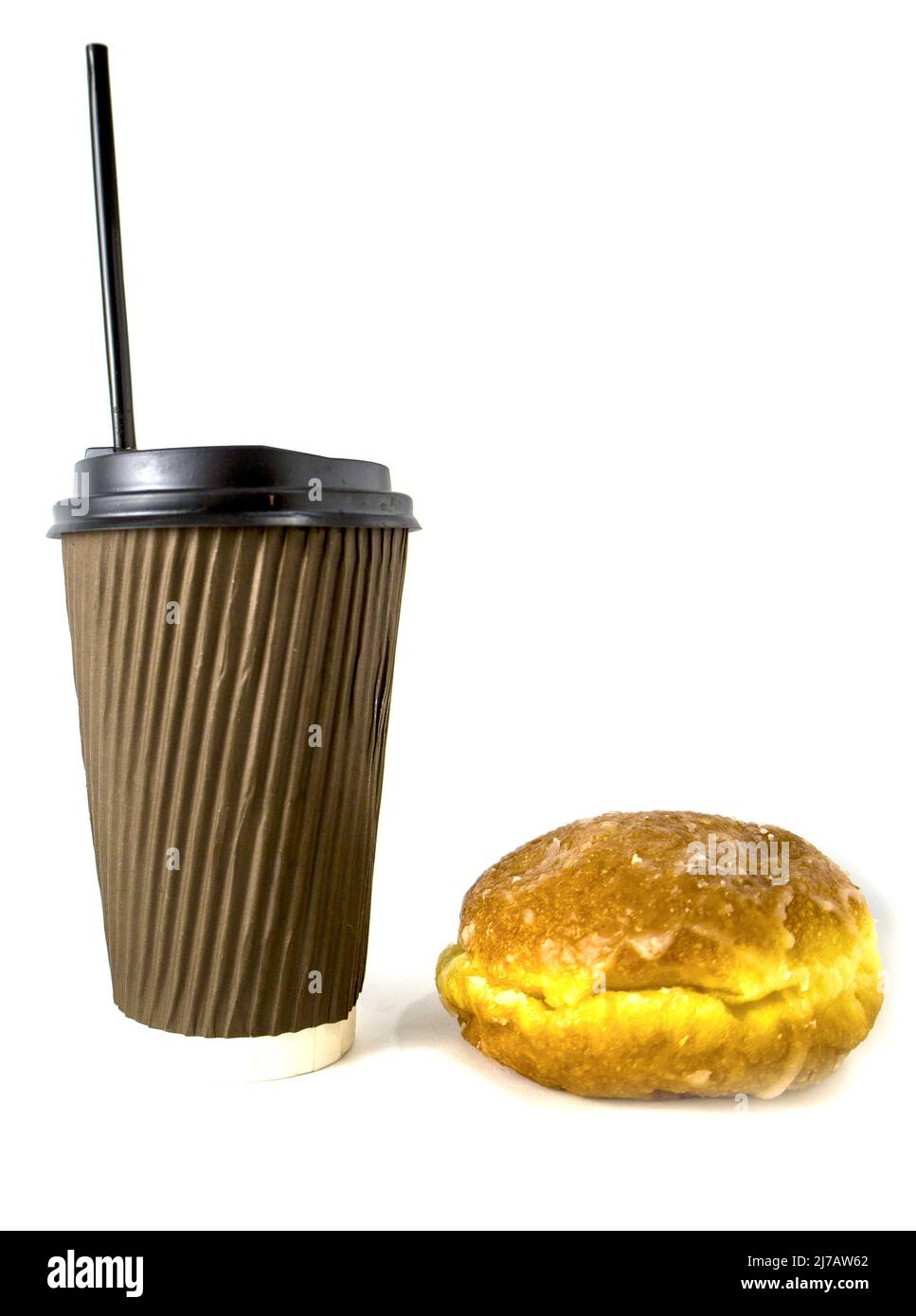 Kaffee in Pappbecher und Donut isoliert auf weiß. Stockfoto