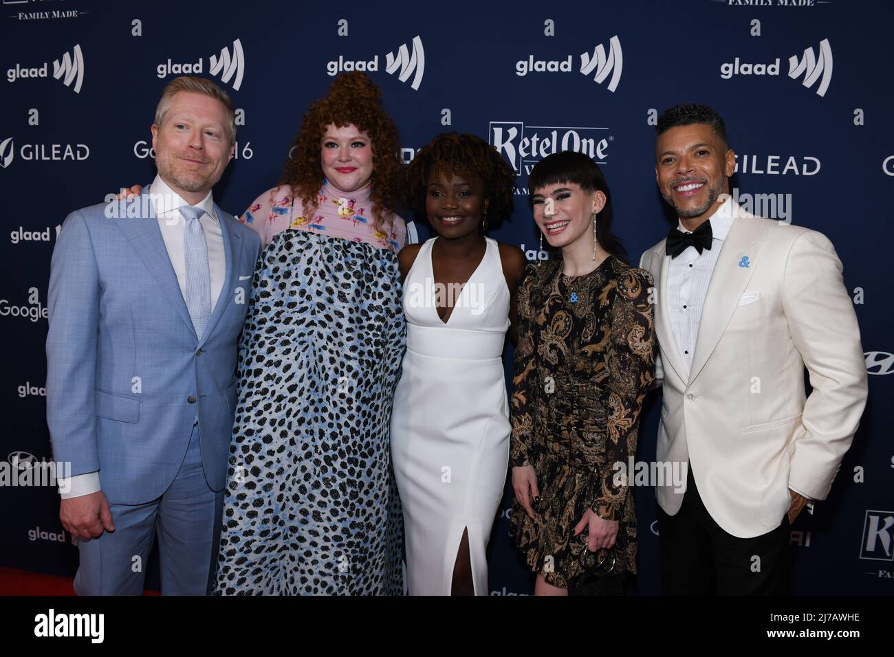 Anthony Rapp, Mary Wiseman, Karine Jean-Pierre, Ian Alexander und Wilson Cruz besuchen die jährlichen GLAAD Media Awards 33. am 6. Mai 2022 im New York Hilton Midtown in New York City, NY. (Foto: Jeremy Smith/imageSPACE/Sipa USA) Stockfoto