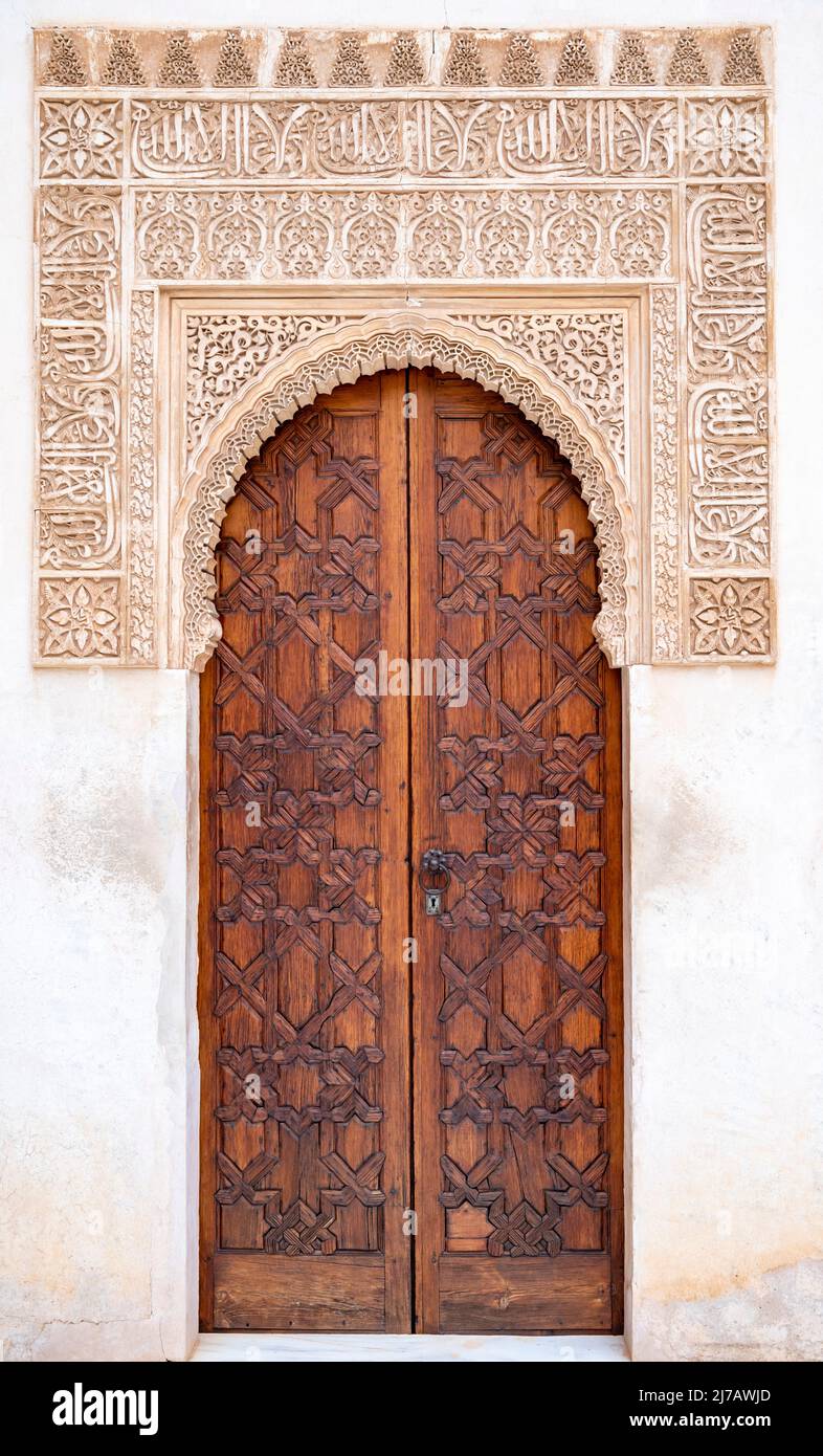 Beispiel mittelalterlicher geometrischer Ornamente an alten Holztüren in Granada, Andalusien, Spanien Stockfoto
