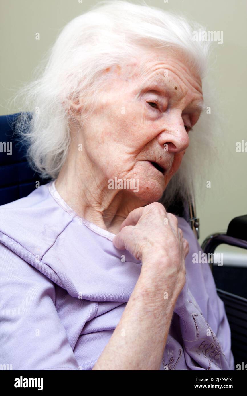 sehr alte Dame im Pflegeheim Stockfoto