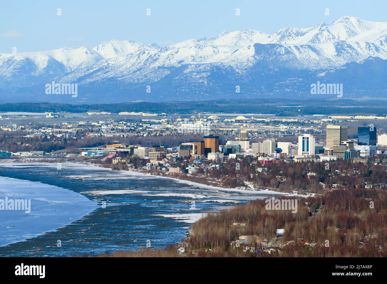 Anchorage City Luftaufnahme in Alaska mit Bergkette verborgen. Die Skyline von Anchorage in der Innenstadt und der schneebedeckte Berg. Alaska Stadt von oben. Stockfoto