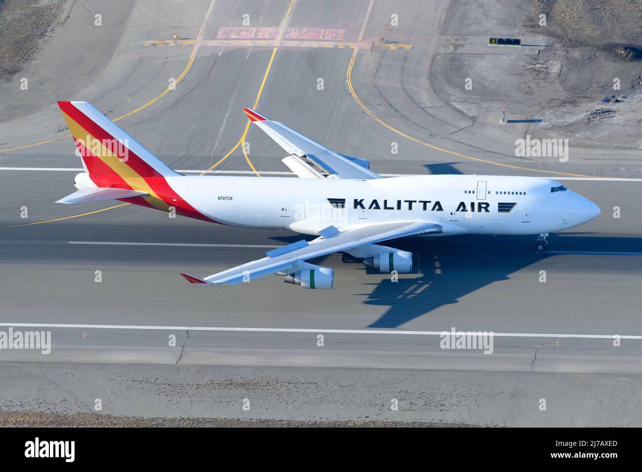 Kalitta Air Boeing 747-Frachtschiffflugzeuge landen. Großes Frachtflugzeug 747-400F von oben. Flugzeug 747F auf der Start- und Landebahn mit geöffnetem Motor des Rückwärtstriebstrahls. Stockfoto