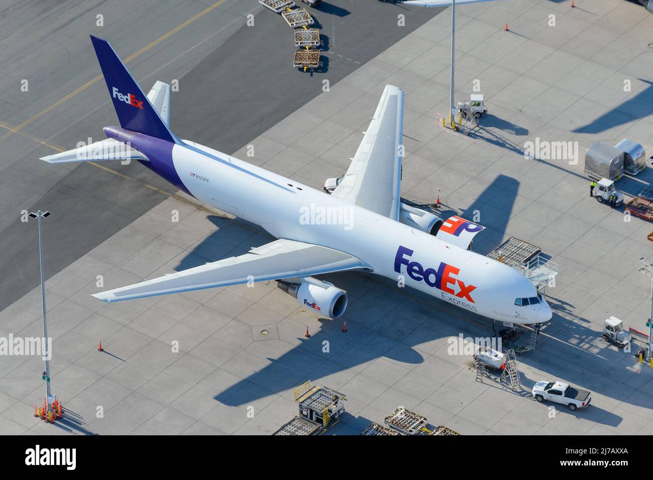 FedEx Boeing 767 Frachtflugzeug. Flugzeuge, um Fracht von Fedex zu transportieren. Stockfoto