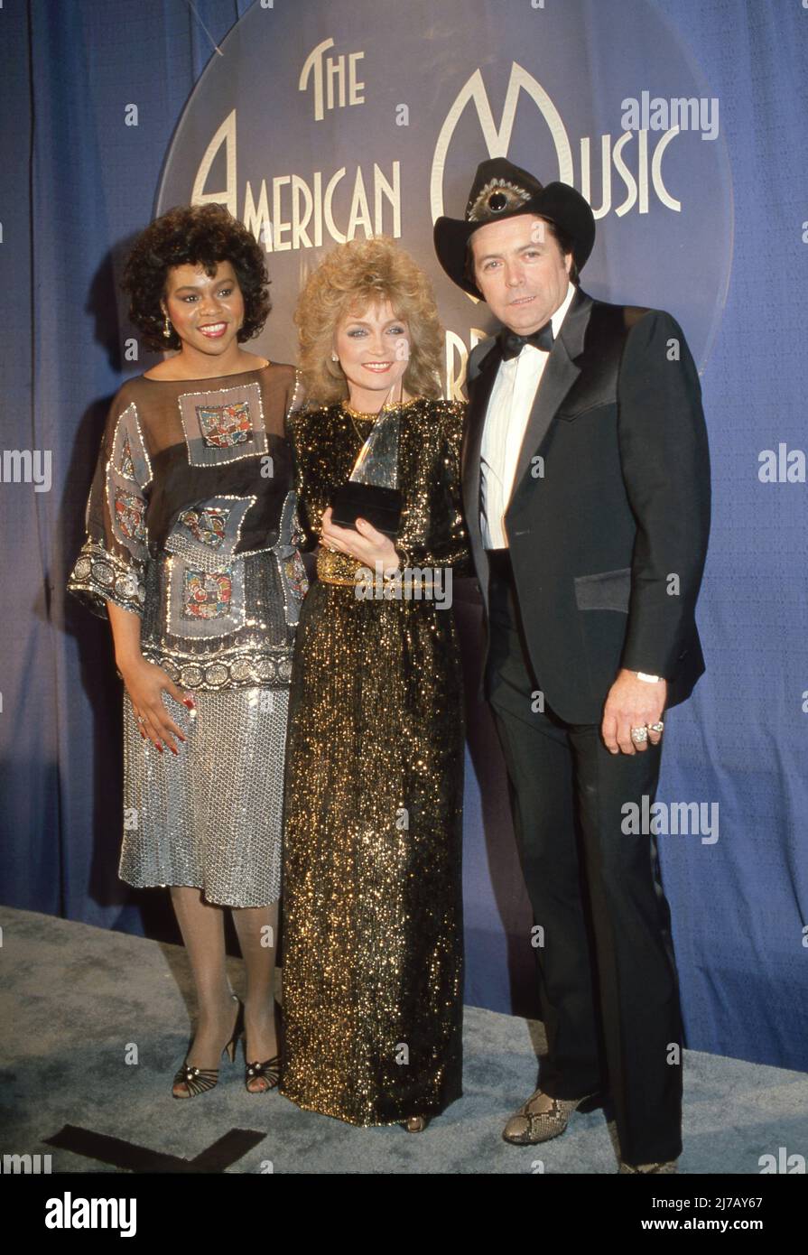 **DATEI FOTO** Mickey Gilley ist verstorben. Deniece Williams, Barbara Mandrell und Mickey Gilley bei den Annual American Music Awards 10. im Shrine Auditorium in Los Angeles, Kalifornien 17. Januar 1983 Quelle: Ralph Dominguez/MediaPunch Stockfoto