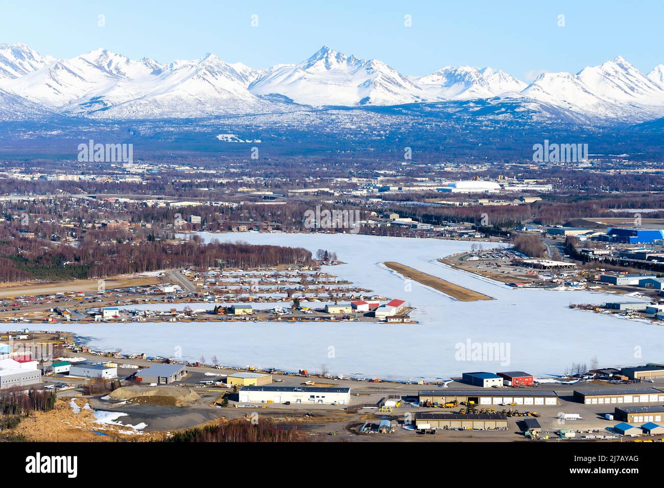 Lake Hood Seaplane Base Luftaufnahme in Anchorage. Der größte Wasserflugzeugstützpunkt der Welt liegt an den Seen Hood und Spenard. Gefrorener Wasserflugzeugstützpunkt. Stockfoto