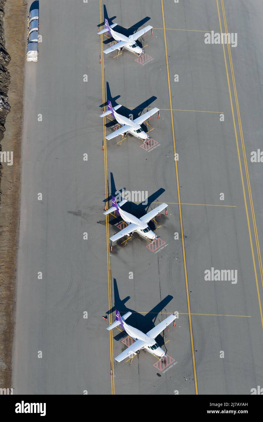 Mehrere Cessna 208B Super Cargomaster von FedEx Feeder für Frachtertransport innerhalb Alaskas für Fedex Cargo. Stockfoto