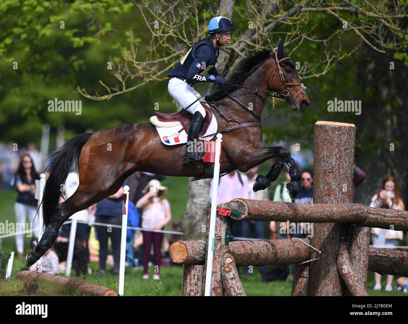 Badminton Estate, Gloucestershire, Großbritannien. 7.. Mai 2022. Arthur Duffort beim Cross Country Test am vierten Tag der 2022 Badminton Horse Trials von TORONTO D'AUROIS Credit: Action Plus Sports/Alamy Live News Stockfoto