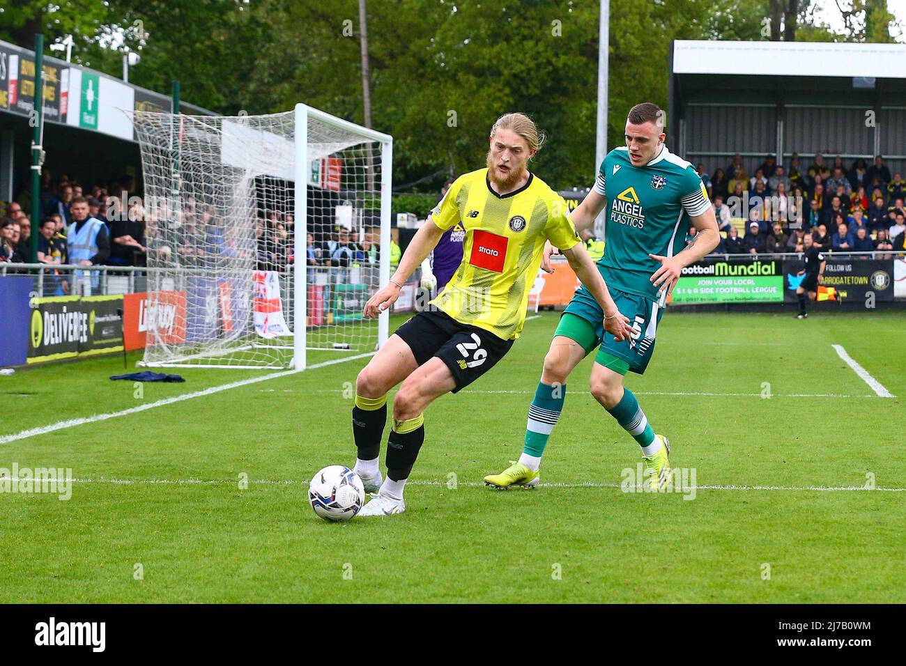 The EnviroVent Stadium, Harrogate, England - 7.. Mai 2022 Luke Armstrong (29) von Harrogate schützt den Ball vor Ben Goodliffe (5) von Sutton United - während des Spiels Harrogate gegen Sutton, EFL League 2, 2021/22, im EnviroVent Stadium, Harrogate, England - 7.. Mai 2022 Credit: Arthur Haigh/WhiteRoseFotos/Alamy Live News Stockfoto