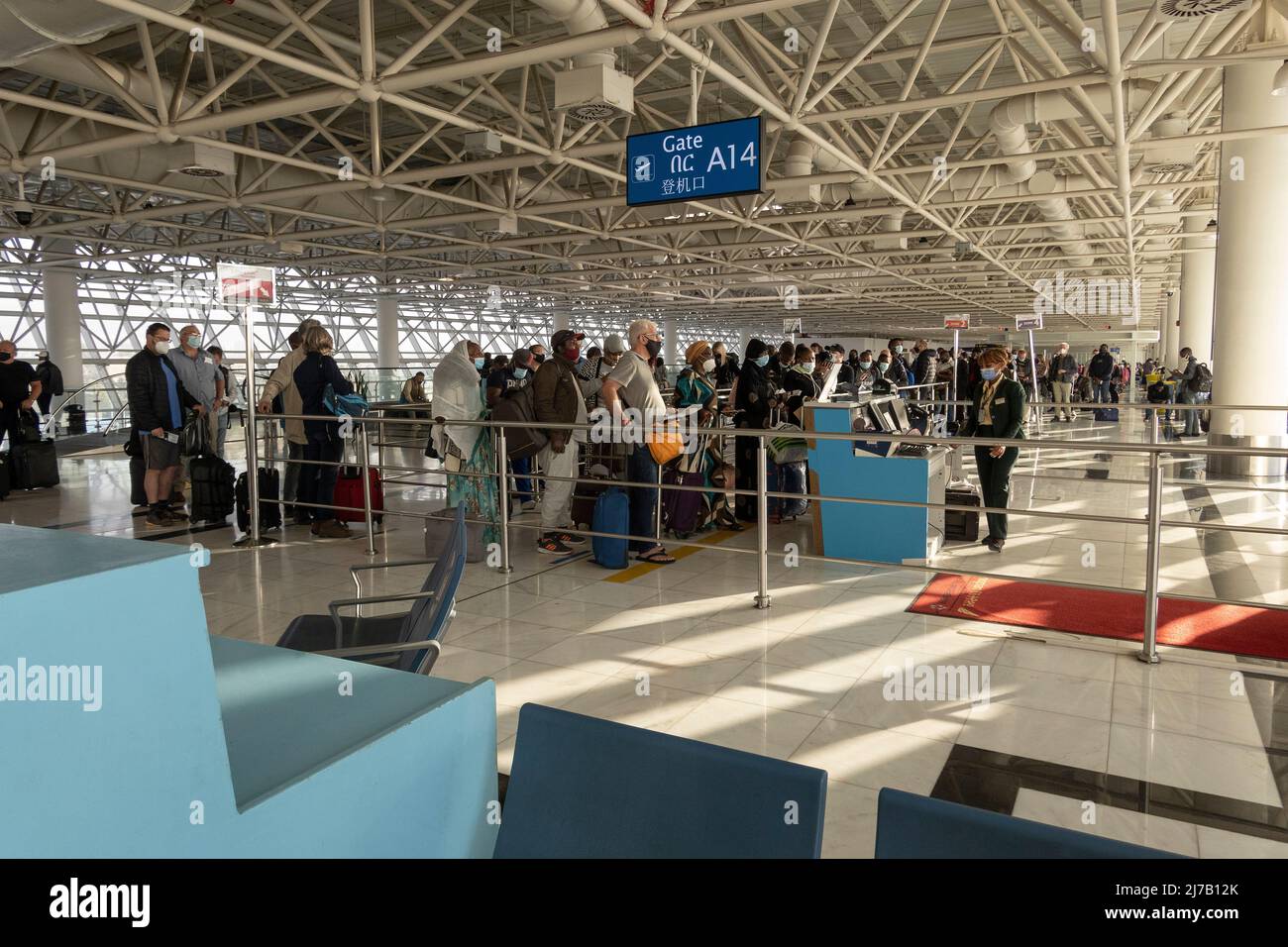 Addis Abeba, Ethopia. 2022. Passagiere, die am Flugsteig auf ihren Flug warten. Stockfoto