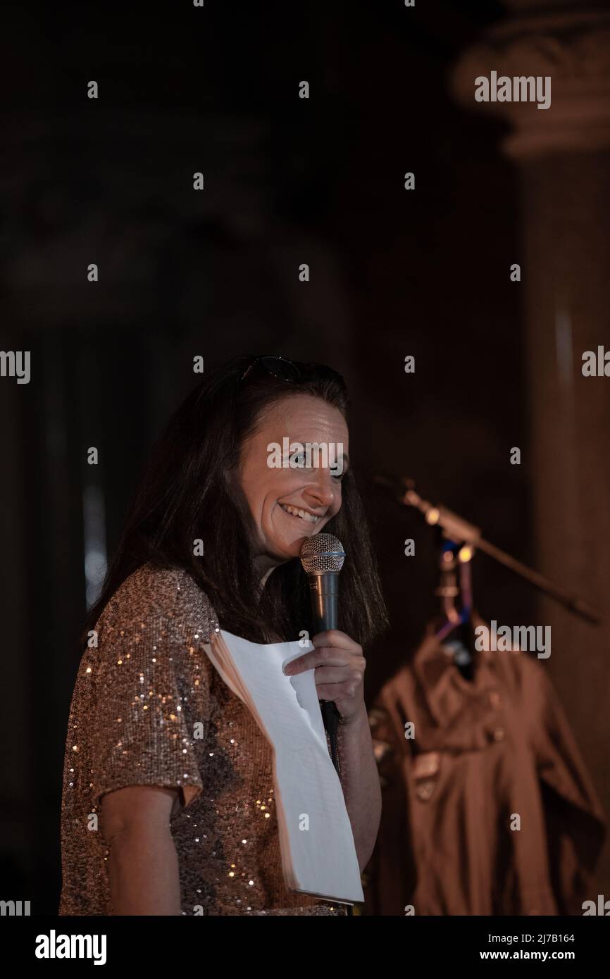 Belfast, Nordirland. 7.. Mai 2022 Komedian Lucy Porter, spielte die St Joseph Church, Belfast im Rahmen des 2022 Cathedral Quarter Arts Festival Credit: Bonzo/Alamy Live News Stockfoto