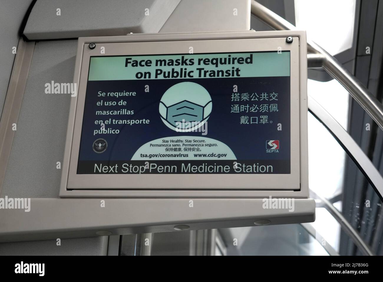 Ein Gesichtsmasken erforderliches Zeichen in Englisch und Spanisch auf einem Zug der Southeastern Pennsylvania Transportation Authority (SEPTA), Freitag, 29. April 2022, in Phi Stockfoto
