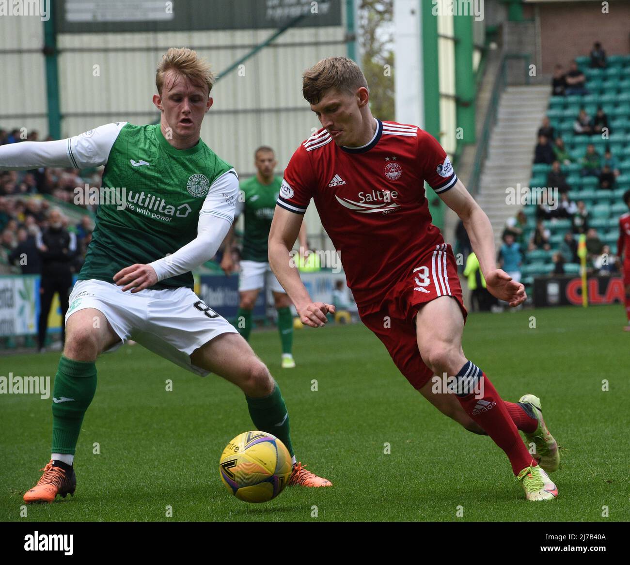 Easter Road Stadium, Edinburgh.Schottland Großbritannien. 7.. Mai 22 Hibernian gegen Aberdeen Cinch Premiership Match Aberdeen's Jack MacKenzie hält Hibs' angreifenden Mittelfeldspieler Ewan Henderson (L) ab. Kredit: eric mccowat/Alamy Live Nachrichten Stockfoto