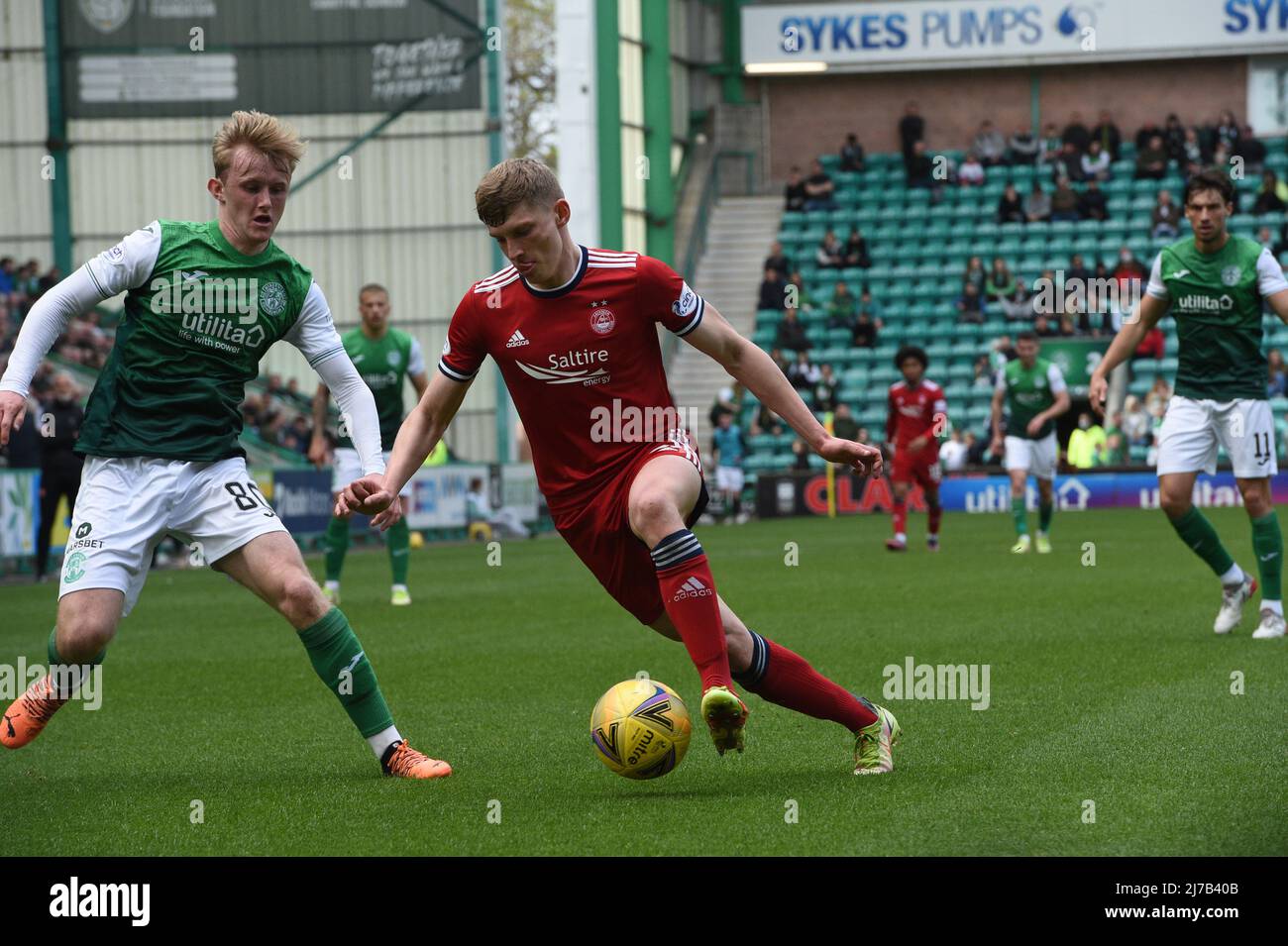 Easter Road Stadium, Edinburgh.Schottland Großbritannien. 7.. Mai 22 Hibernian gegen Aberdeen Cinch Premiership Match Aberdeen's Jack MacKenzie hält Hibs' angreifenden Mittelfeldspieler Ewan Henderson (L) ab. Kredit: eric mccowat/Alamy Live Nachrichten Stockfoto