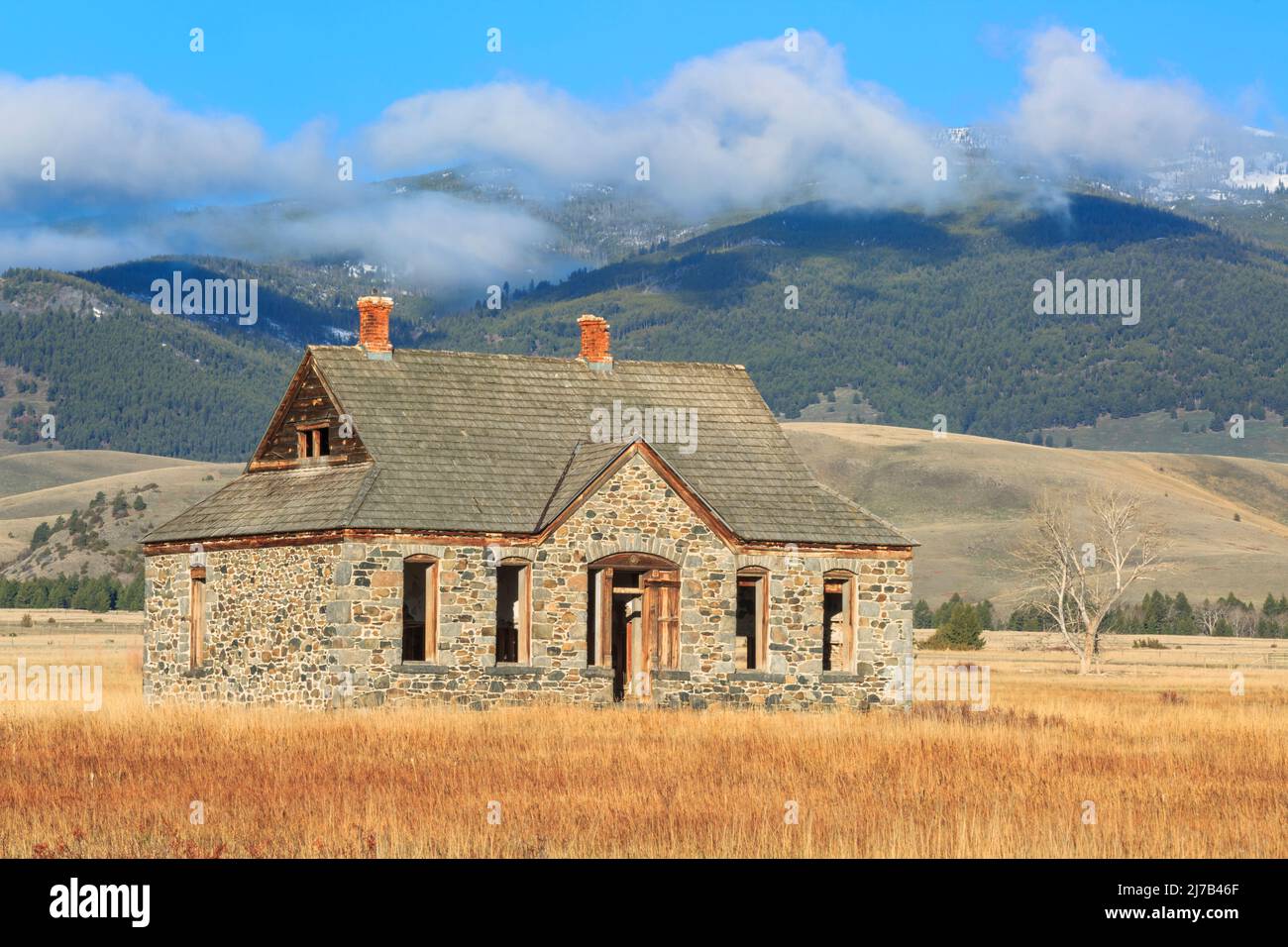 Altes Steinhaus unter den elkhorn Bergen in winston, montana Stockfoto