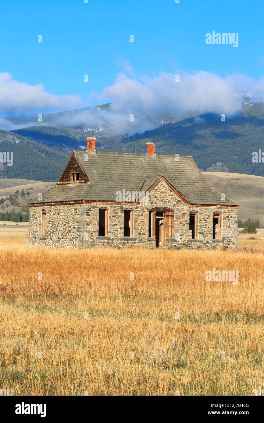 Altes Steinhaus unter den elkhorn Bergen in winston, montana Stockfoto