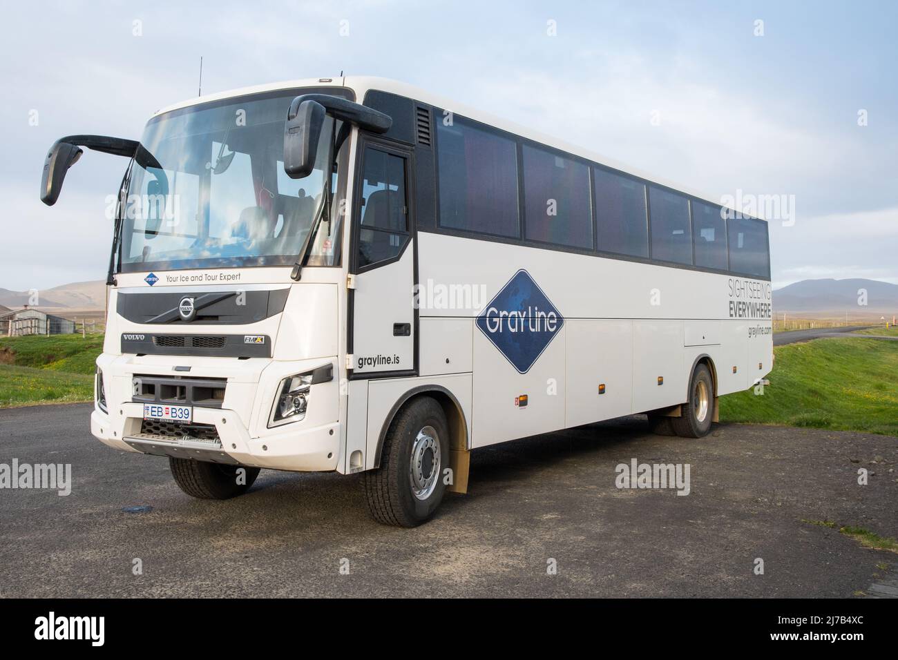 Modrudalur Island - Juli 15. 2021: Touristenbus vom Reiseveranstalter Gray Line Stockfoto