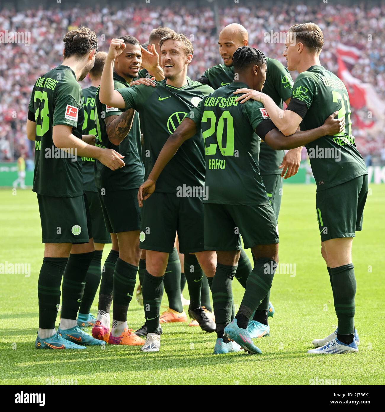 (220508) -- KÖLN, 8. Mai 2022 (Xinhua) -- die Spieler von Wolfsburg feiern das Tor beim Bundesliga-Fußballspiel der ersten Liga zwischen dem FC Köln und dem VfL Wolfsburg am 7. Mai 2022 in Köln. (Foto von Ulrich Hufnagel/Xinhua) Stockfoto