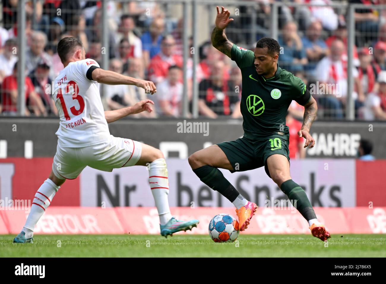 (220508) -- KÖLN, 8. Mai 2022 (Xinhua) -- Lukas Nmecha (R) aus Wolfsburg spielt mit Mark Uth aus Köln beim Bundesliga-Fußballspiel der ersten deutschen Liga zwischen dem FC Köln und dem VfL Wolfsburg am 7. Mai 2022 in Köln. (Foto von Ulrich Hufnagel/Xinhua) Stockfoto