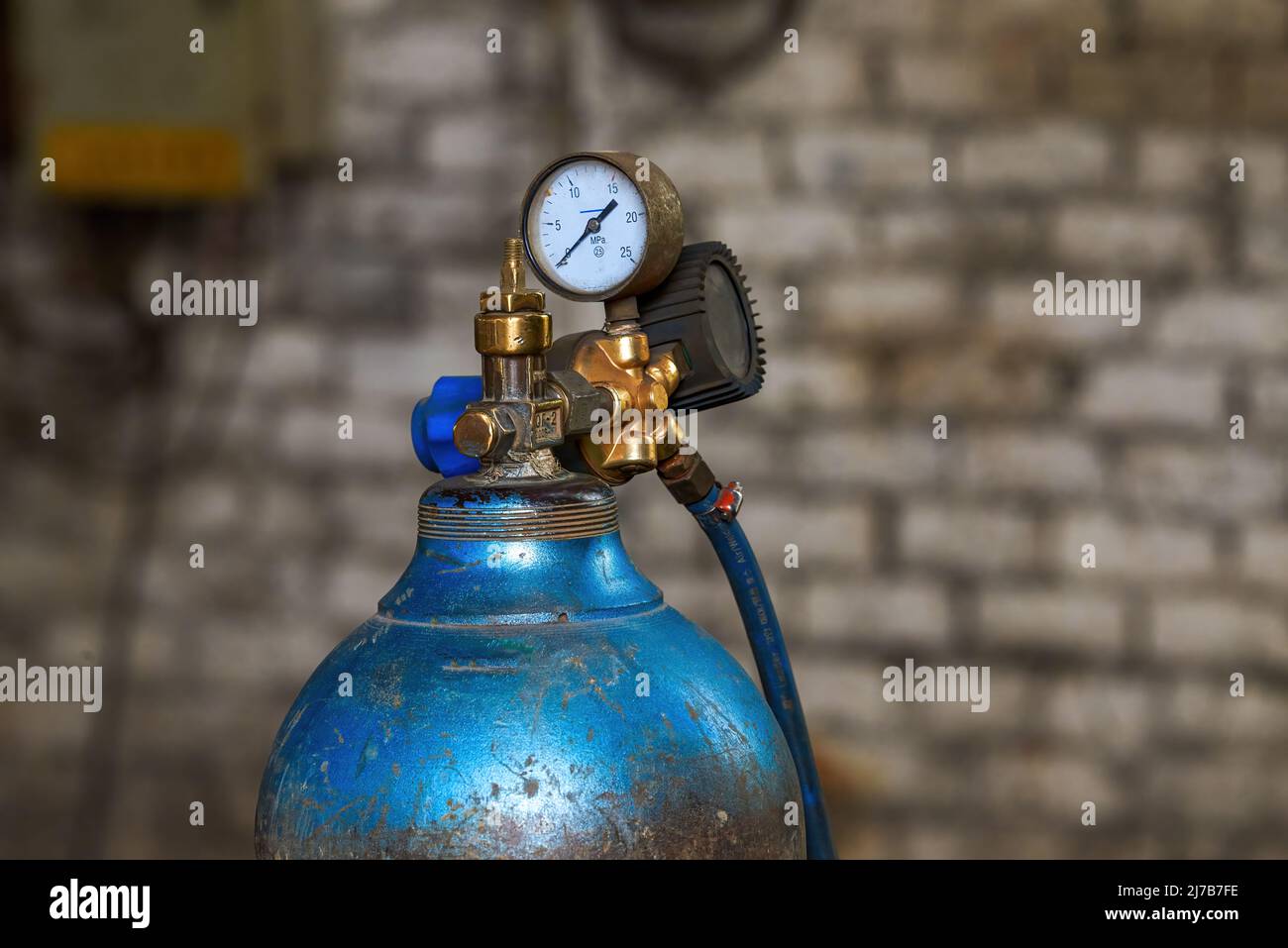 Nahaufnahme von Gasflaschen in einer verlassenen industriellen Produktionswerkstatt Stockfoto