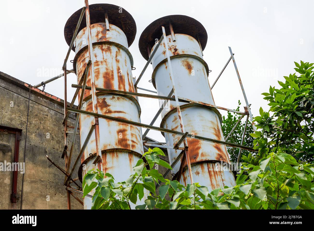 Nahaufnahme von Destillations- und Kühltürmen in einem alten Industriegebiet Stockfoto