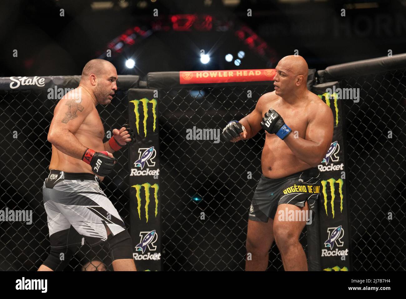 Phoenix, Arizona, Usa. 07.. Mai 2022. PHOENIX, AZ - MAI 7: (L-R) Blagoy Ivanov kämpft während der UFC 274-Veranstaltung im Footprint Center am 7. Mai 2022 in Phoenix, Arizona, USA, gegen Marcos Rogério de Lima in ihrem Schwergewicht. (Foto von Louis Grasse/PxImages) Credit: Px Images/Alamy Live News Stockfoto