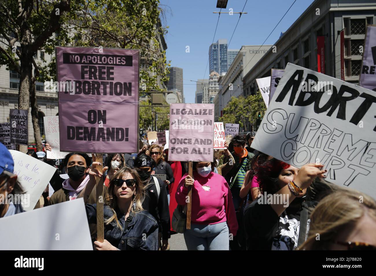 Die Demonstranten marschieren mit Plakaten, die ihre Meinung während der Demonstration ausdrücken. SF verteidigt Roe gegen Wade March und fordert, die Rechte der Abtreibung durch den Protest zu verteidigen. Die Teilnehmer glauben, dass der Oberste Gerichtshof der USA den Frauen und all jenen, die eine Abtreibung anstreben, den Krieg erklärt hat. (Foto von Michael Ho Wai Lee / SOPA Images/Sipa USA) Stockfoto