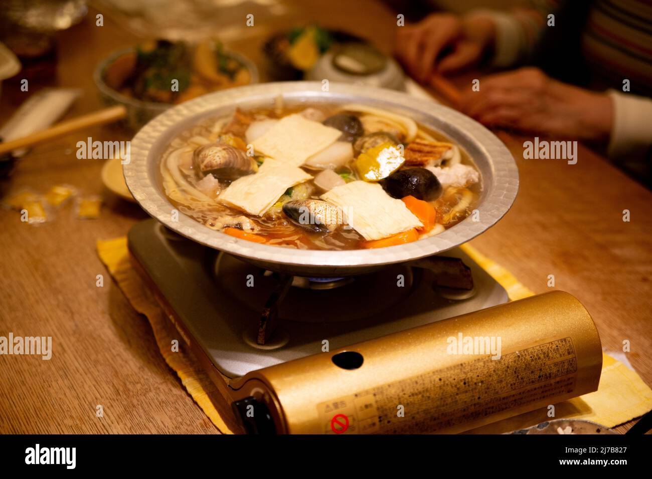 Hotpot-Suppe und Muschelfisch in Japan Stockfoto