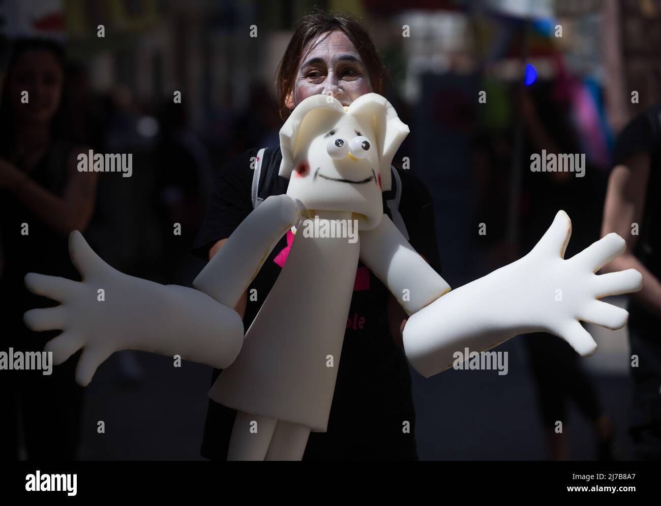 Eine Protesterin wird bei einer Demonstration zur Unterstützung von „La Casa Invisible“ in der Innenstadt mit einer Marionette gesehen. Die Bewohner des 'Unsichtbaren Hauses', eines seit 2007 besetzten sozialen und kulturellen Zentrums, stehen kurz vor der Räumung nach einem langen Konflikt mit dem Rathaus von Malaga. Das "unsichtbare Haus" wurde in der Innenstadt von Malaga als soziales, kulturelles und alternatives Zentrum von lokalen Künstlern gegründet. Stockfoto