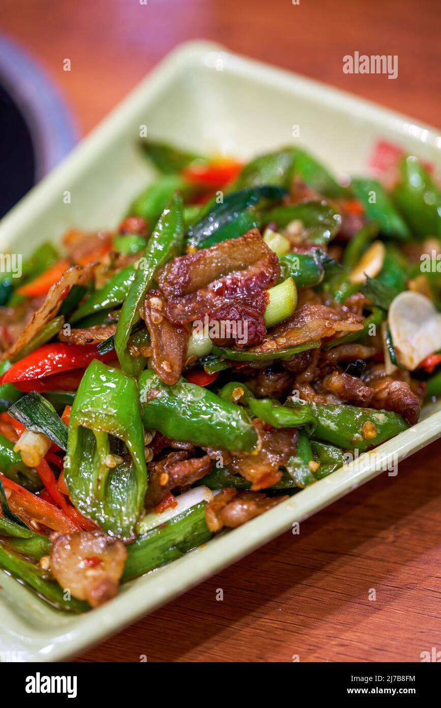 Ein köstliches chinesisches Hunan-Gericht, gebratenes Schweinefleisch mit Chili Stockfoto