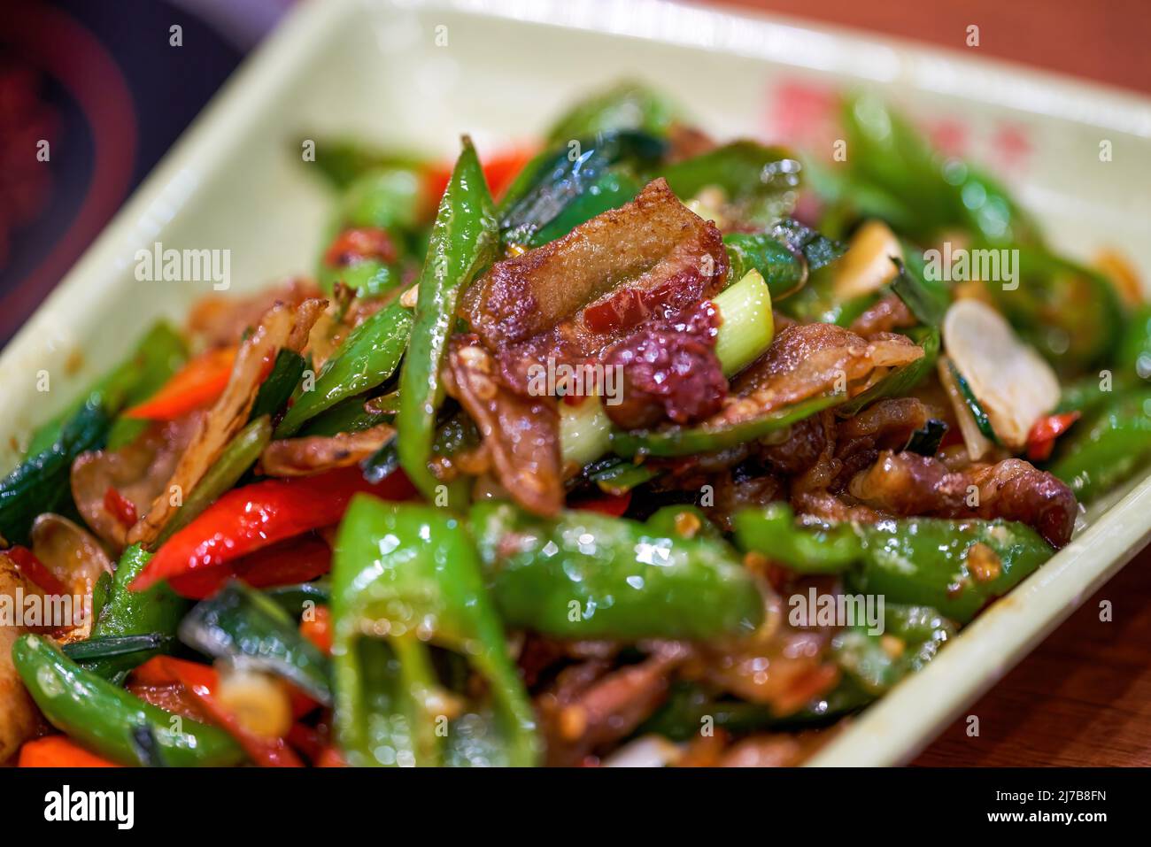 Ein köstliches chinesisches Hunan-Gericht, gebratenes Schweinefleisch mit Chili Stockfoto