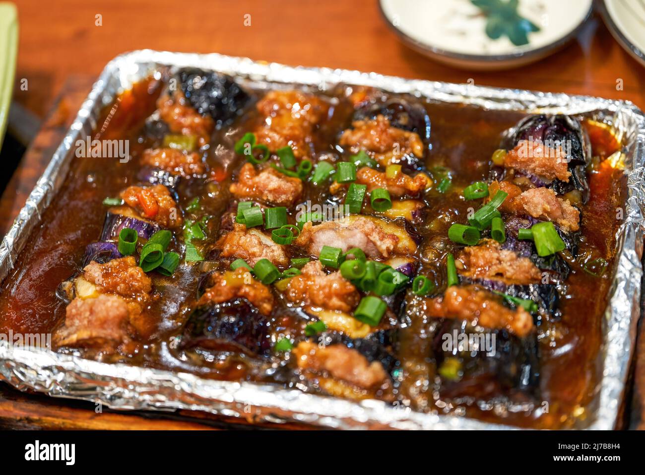 Ein köstliches chinesisches Gericht, Teppanyaki-Auberginen, gefüllt mit Fleisch Stockfoto