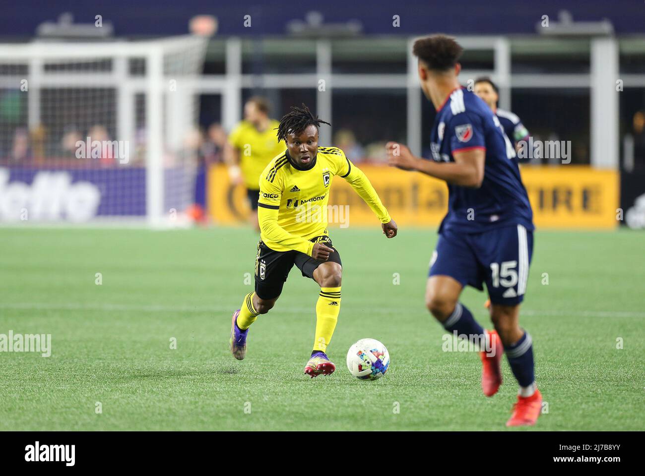 7. Mai 2022; Foxborough, MA, USA; Der Columbus Crew Mittelfeldspieler James Igbekeme (26) in Aktion während eines MLS-Spiels zwischen Columbus Crew und New England Revolution im Gillette Stadium. Anthony Nesmith/CSM Stockfoto