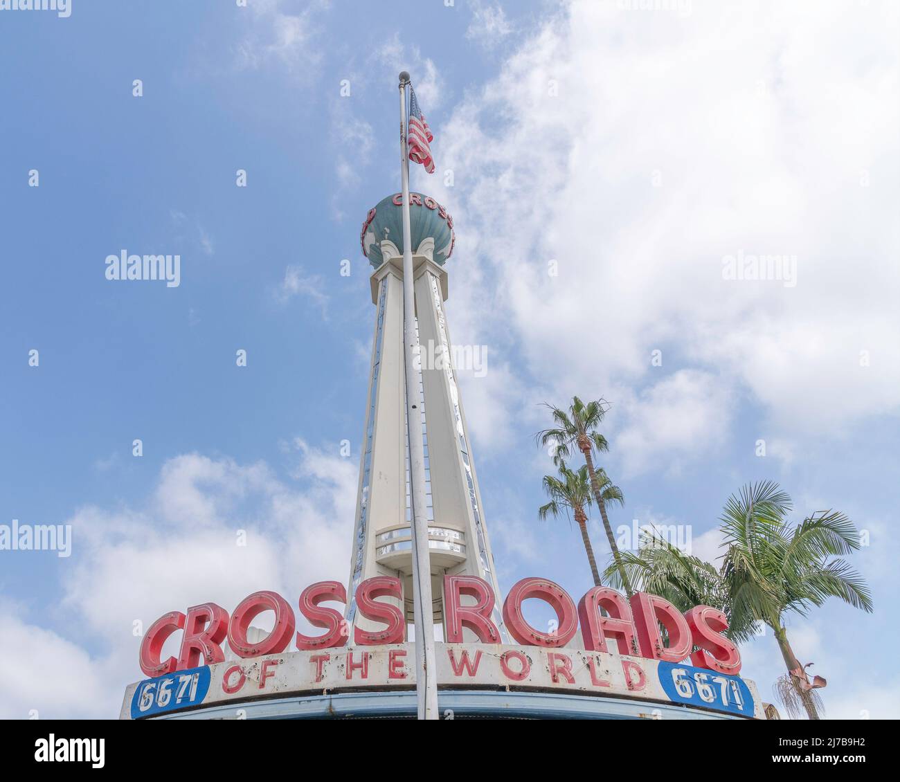 Los Angeles, CA, USA - 2. Mai 2022: Außenansicht von Crossroads of the World am Sunset Boulevard in Los Angeles, CA. Crossroads Stockfoto