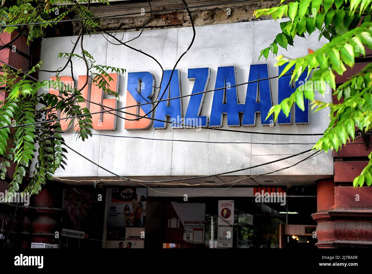 Future Group Big Bazar Logo auf der Straße von Kalkutta. Die Benzin- und Dieselpreise steigen in Indien als Auswirkung des Russland-Ukraine-Krieges kontinuierlich an. (Foto von Avishek das / SOPA Images/Sipa USA) Stockfoto