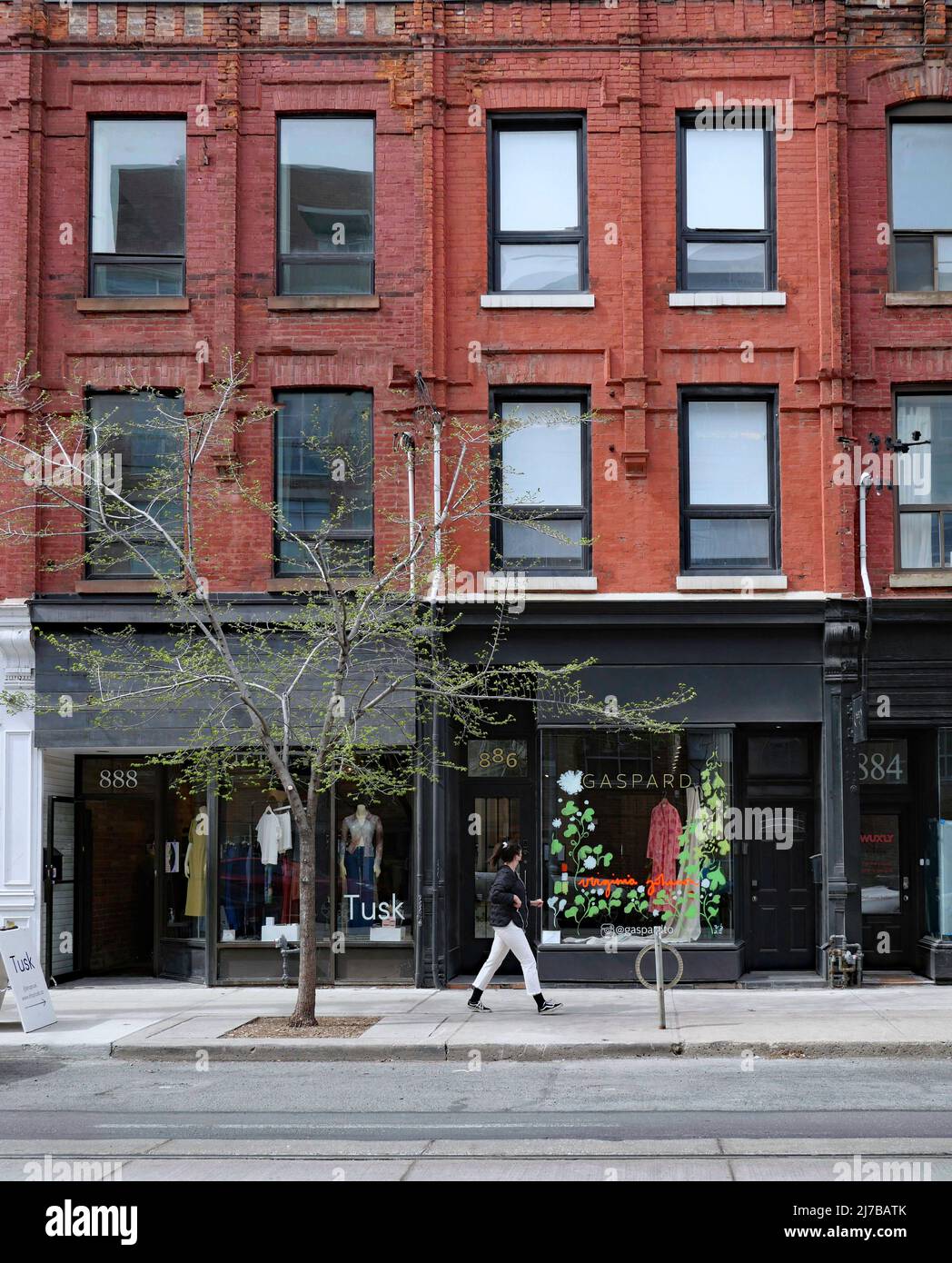 Toronto, Ontario, Kanada - 6. Mai 2022: Ältere Stadtteile von Toronto wie die Queen Street West erhalten unabhängige Geschäfte, die echten Charakter haben Stockfoto