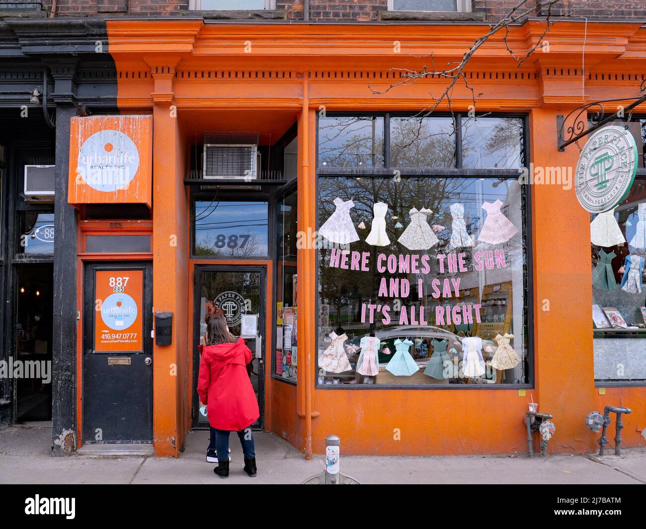 Toronto, Ontario, Kanada - 6. Mai 2022: Ältere Stadtteile von Toronto wie die Queen Street West erhalten unabhängige Geschäfte, die echten Charakter haben Stockfoto