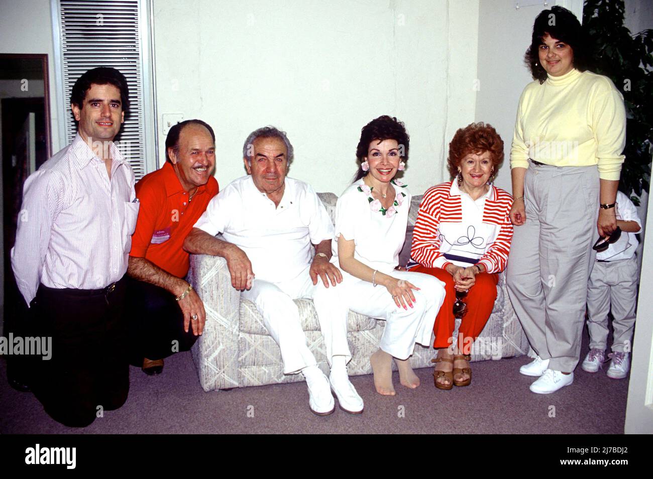 Annette Funicello und ihre Familie fotografierten 1987 auf der Knott's Berry Farm.Quelle: Ron Wolfson / MediaPunch Stockfoto