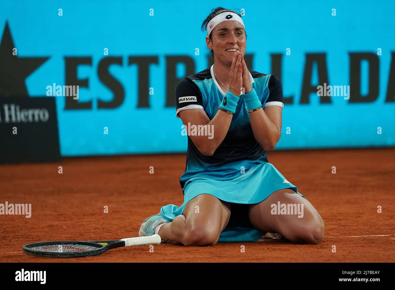 Ons Jabeur aus Tunesien feiert den Sieg beim Finale der Frauen-Singles gegen Jessica Pegula aus den Vereinigten Staaten am zehnten Tag der Mutua Madrid Open in La Caja Magica. Ons Jabeur schlägt Jessica Pegula (5-7,6-0, 2-6) Stockfoto