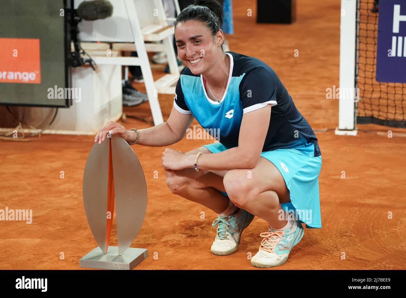 Ons Jabeur aus Tunesien feiert mit der Trophäe nach dem Sieg beim Finale der Frauen-Singles gegen Jessica Pegula aus den Vereinigten Staaten am zehnten Tag der Mutua Madrid Open in La Caja Magica. Ons Jabeur schlägt Jessica Pegula (5-7,6-0, 2-6) Stockfoto