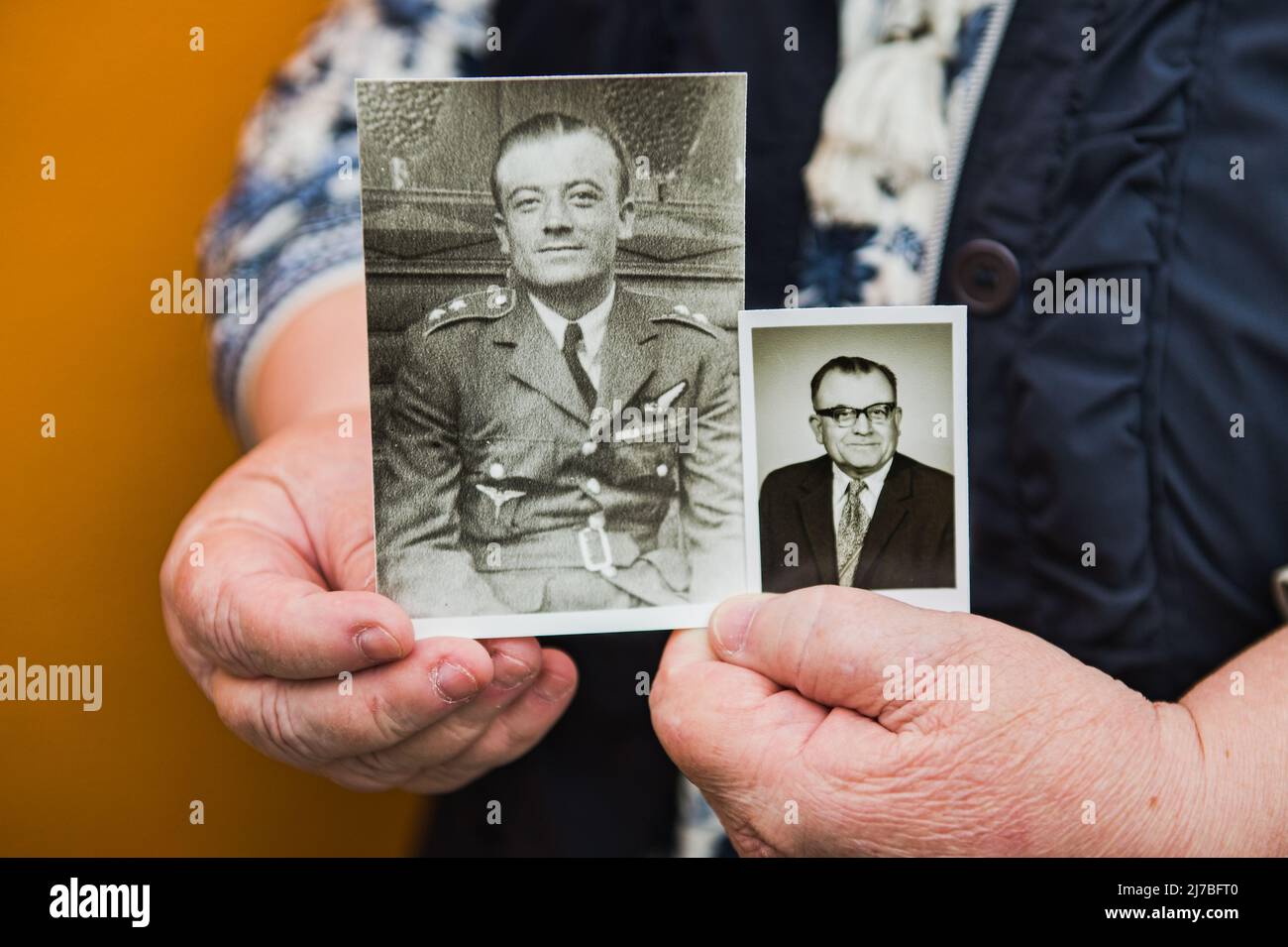 Enthüllung der Gedenktafel an den späten Bordschützen der tschechoslowakischen RAF-Staffel 311. Karel Batelka an seinem Geburtsort, aufgenommen am 6. Mai 2022, in Vysoke Popovice, Tschechien. Auf dem Foto zeigt Batelkas Nichte Marie Helena Rousova seine Archivfotografie. (CTK Photo/Patrik Uhlir) Stockfoto