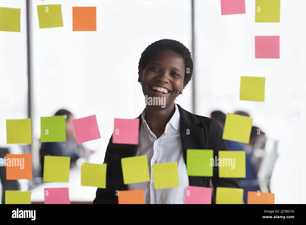 Glückliche junge afroamerikanische Geschäftsführerin Frau Kopf geschossen Porträt Stockfoto