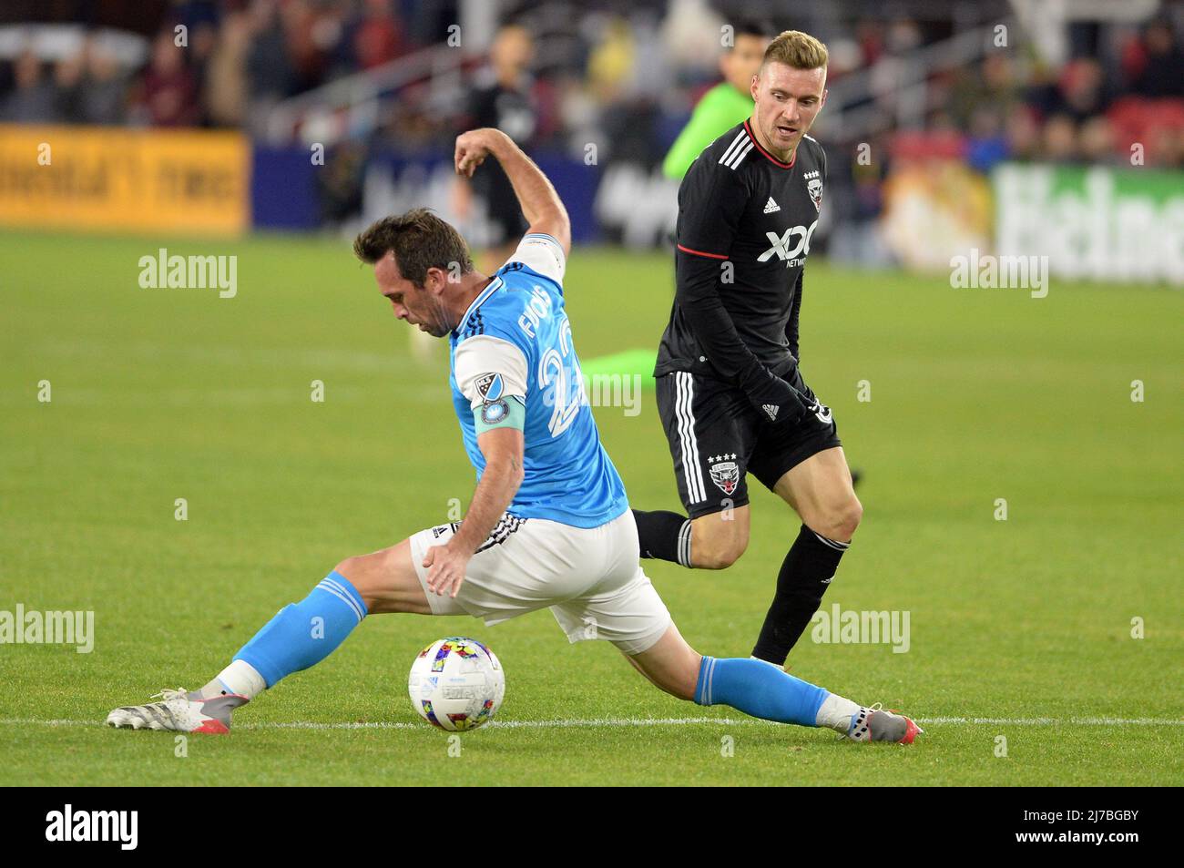 26. Februar 2022, WASHINGTON, DC, USA: 20220226 - D.C. United-Mittelfeldspieler JULIAN GRESSEL (31) schiebt sich in der zweiten Hälfte der MLS-Saisonauftakt für beide Vereine im Audi-Feld in Washington unter Charlotte FC-Verteidiger CHRISTIAN FUCHS (22) aus. (Bild: © Chuck Myers/ZUMA Press Wire) Stockfoto