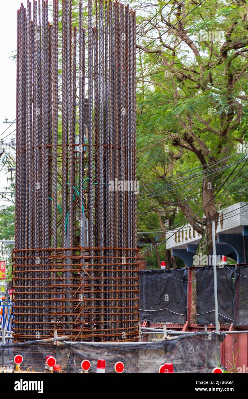 Säulen werden als Teil des Baues für das U-Bahn-System errichtet. Stockfoto