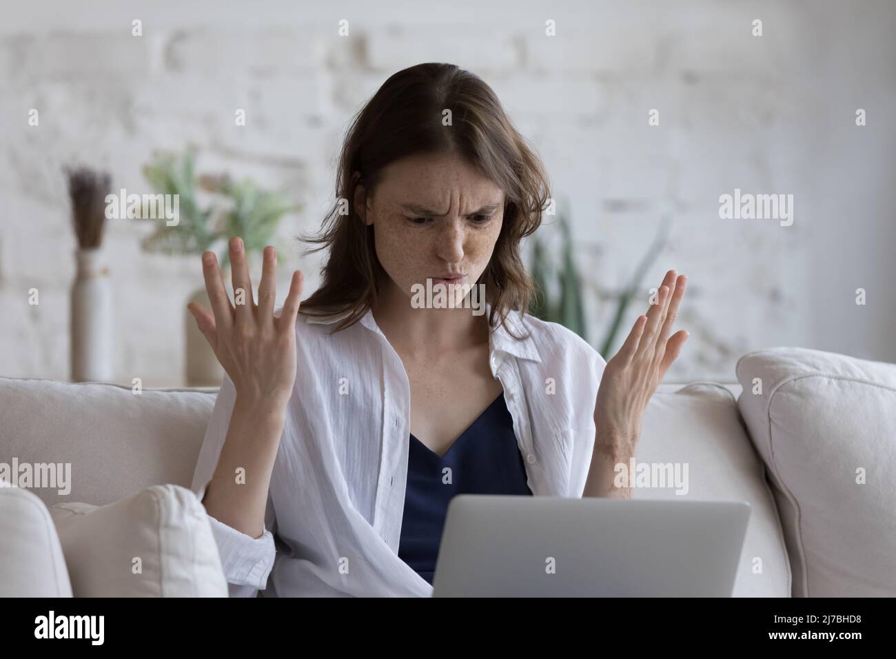 Frustriert wütend Laptop-Benutzer Frau verärgert über Software-Problem Stockfoto