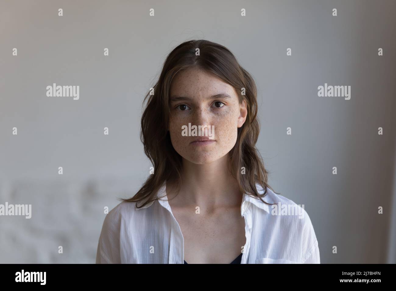 Ernst ziemlich Sommersprossen junge Frau Frontkopf geschossen Indoor-Porträt Stockfoto