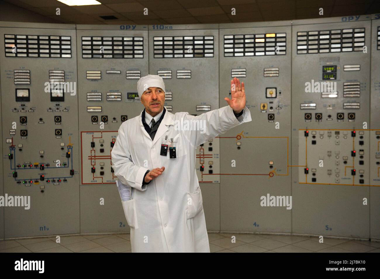 Hauptsteuerungsplatine in einem Kontrollraum des Reaktors des Kernkraftwerks Tschernobyl, Betreiber arbeitet. 20. April 2018. Tschernobyl, Ukra Stockfoto