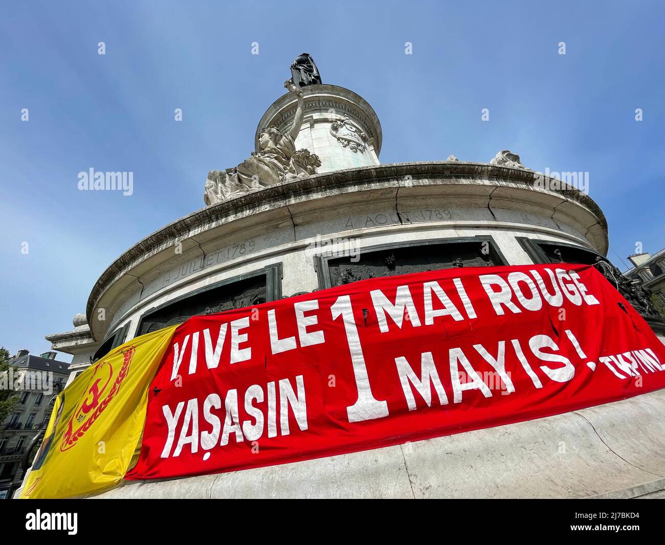 Paris, 1. Mai 2022 während des marsches zum Tag der Arbeit brachen Zusammenstöße aus. Mehrere Fensterläden wurden durch Black Block beschädigt. Die wichtigsten Handelsaktivitäten, die von Schäden betroffen sind, sind Banken, Versicherungsbüros und multinationale Restaurants. Place dè la Republique im Bild Anhänger der Arbeiterpartei Kurdistans mit der Flagge der PKK. Stockfoto