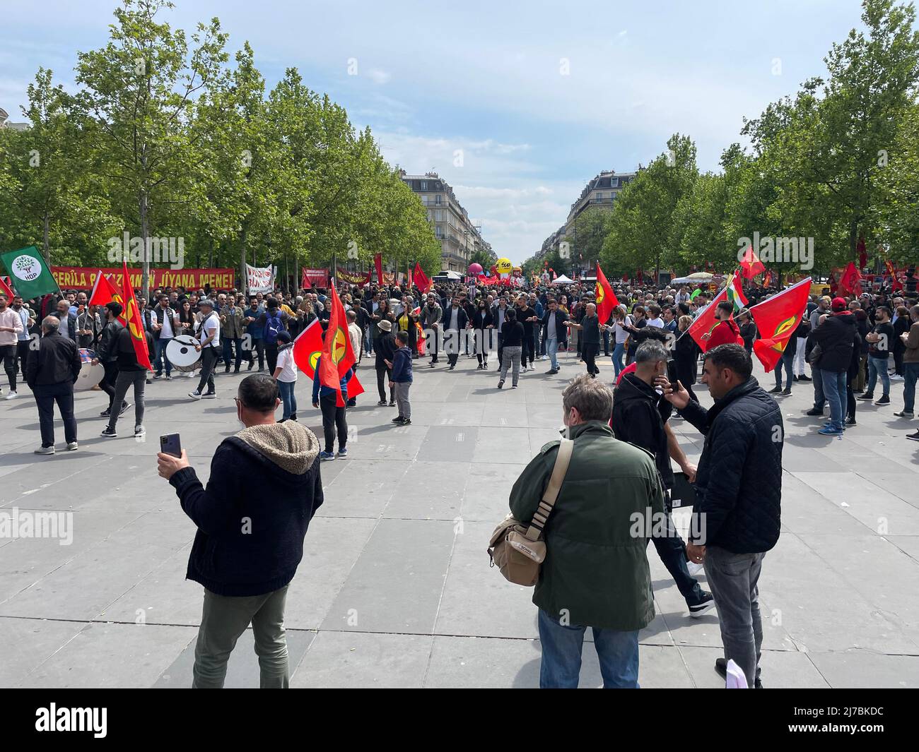 Paris, 1. Mai 2022 während des marsches zum Tag der Arbeit brachen Zusammenstöße aus. Mehrere Fensterläden wurden durch Black Block beschädigt. Die wichtigsten Handelsaktivitäten, die von Schäden betroffen sind, sind Banken, Versicherungsbüros und multinationale Restaurants. Place dè la Republique im Bild Anhänger der Arbeiterpartei Kurdistans mit der Flagge der PKK. Stockfoto